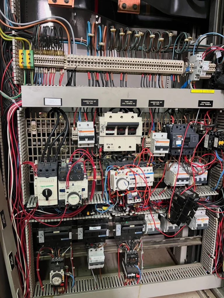 Fabricant de tableaux électriques, de l'étude au contrôle final