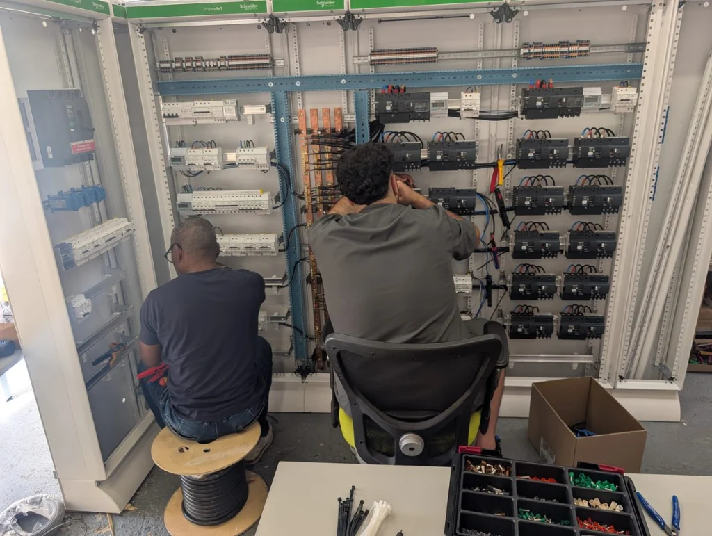 Fabricant de tableaux électriques, de l'étude au contrôle final